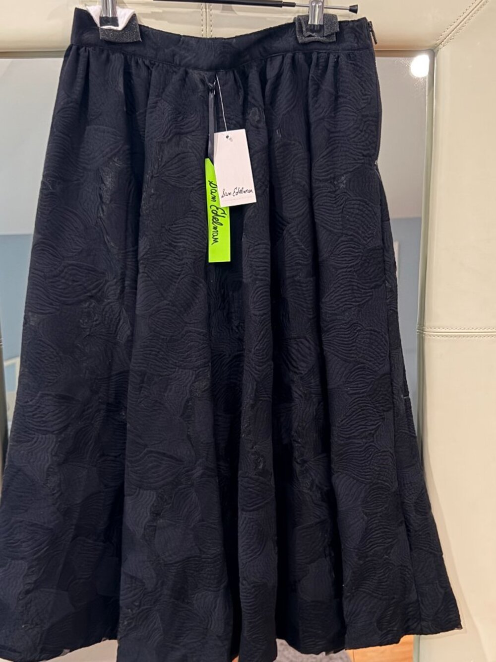 NWT Sam Edelman skirt featuring a textured floral jacquard fabric. Size 4